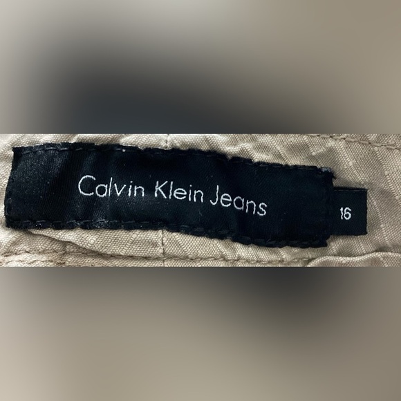 Calvin Klein khaki Bermuda shorts size 16. - Picture 8 of 9